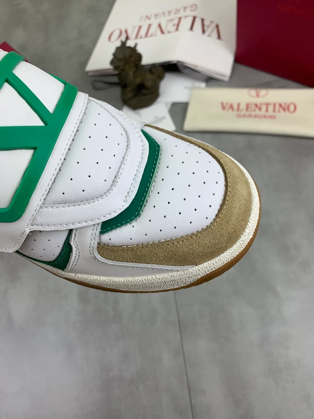 Men's men's shoes 💰P640 new style latest Valentino Valentino V family new casual young fashion trend sports shoes full of vitality, no age limit, very light and comfortable on the foot, packaging, original purchase and development, production, various color combinations are eye-catching, activate the charming sunny boy, the shoe design combines coolness with daily style, full of street feeling, multi-color options!   Fabric: original material splicing/first-layer cowhide Lining: imported cowhide/original logo sweat-absorbent and breathable foot pad Outsole: TPU foam lightweight material outsole Brand injection insole Code number: 38-46 Full set of packaging Color: 3️⃣ colors available